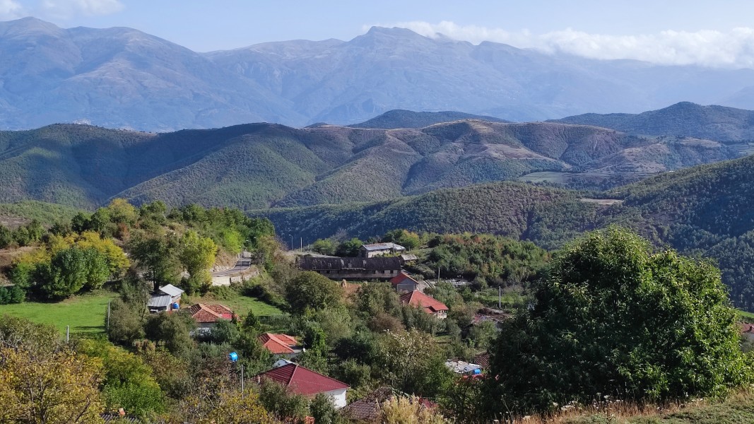 Golo Brado, Albanien ß das Dorf Gelemo Ostreni