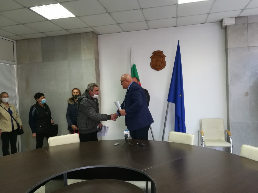 кметът Цветан Ценков връчва първите трудови договори на хора, коит още работят в озеленяването на Видин