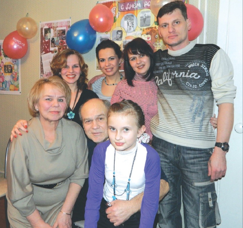 Три поколения семейство Костови. Галина Костова е първа отляво във втория ред