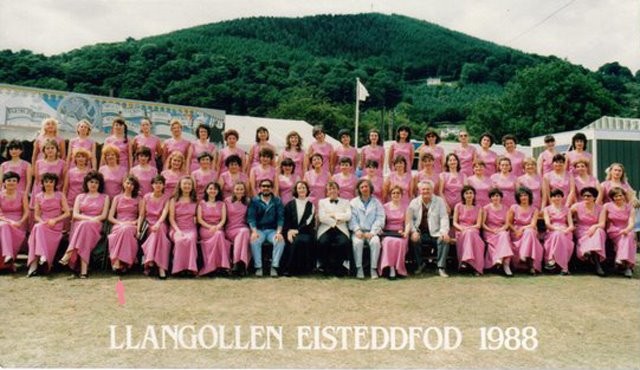 Смесеният хор „Родина“, Русе, когато през 1988 година е обявен за „Хор на света“ на конкурса в Ланголен, Великобритания.