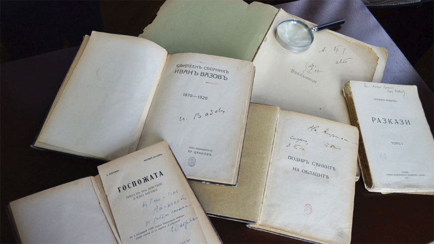 Књиге које су поклониле истакнуте личности. Током бомбардовања 1943-44. године је Библиотека града Софије истакнутим библиофилима понудила да јој уступе на чување своје приватне библиотеке. Део тих књига остао је као поклон библиотеци.