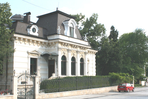 Бившата сграда на Радио Варна, домът на сем. Бакърджиеви. Известна е още като Малкия дворец.