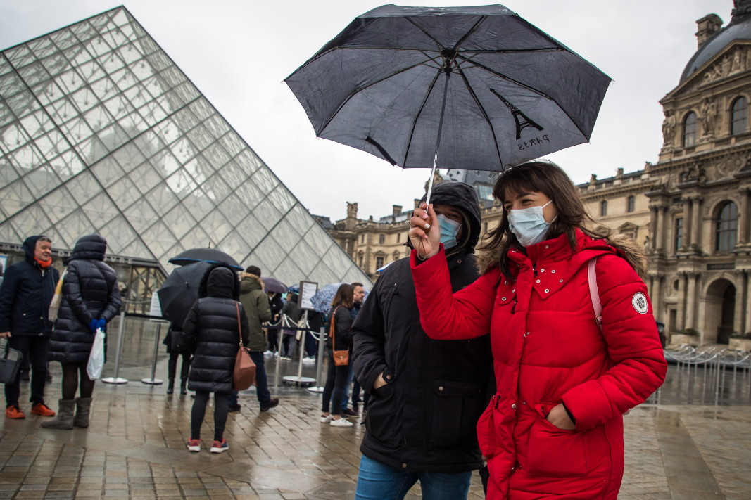 Парижани със защитни маски пред Лувъра - 2 март 2020 г.