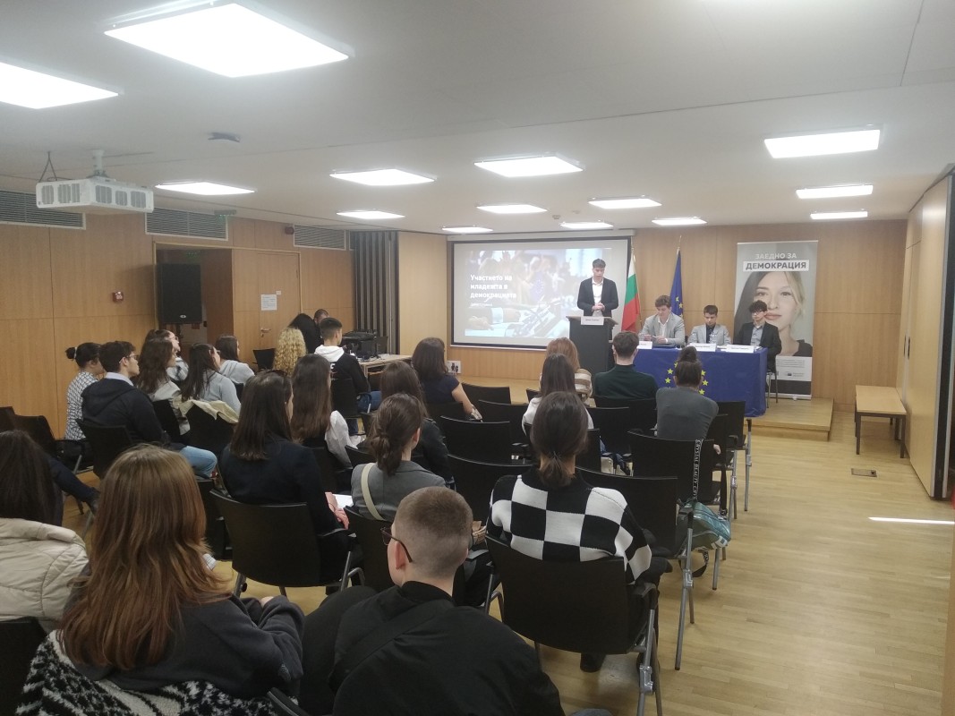 Денис Стоянов представя презентацията си в рамките на дискусията в Дома на Европа.