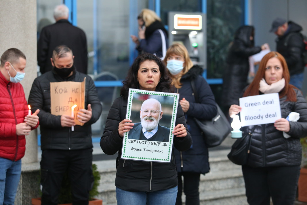  Представители на синдикатите посрещат със самобитен митинг заместник-председателя на Европейската комисия Франс Тимерманс, който е на аудиенция у нас/БГНЕС 