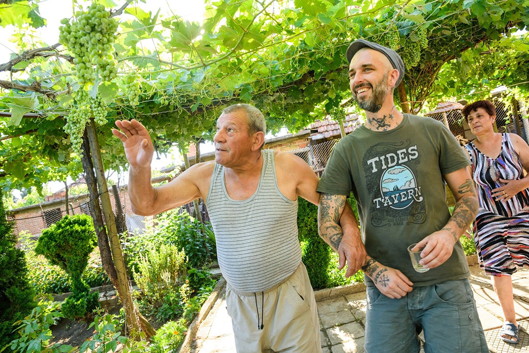 En el patio del abuelo Vasko en Kabile