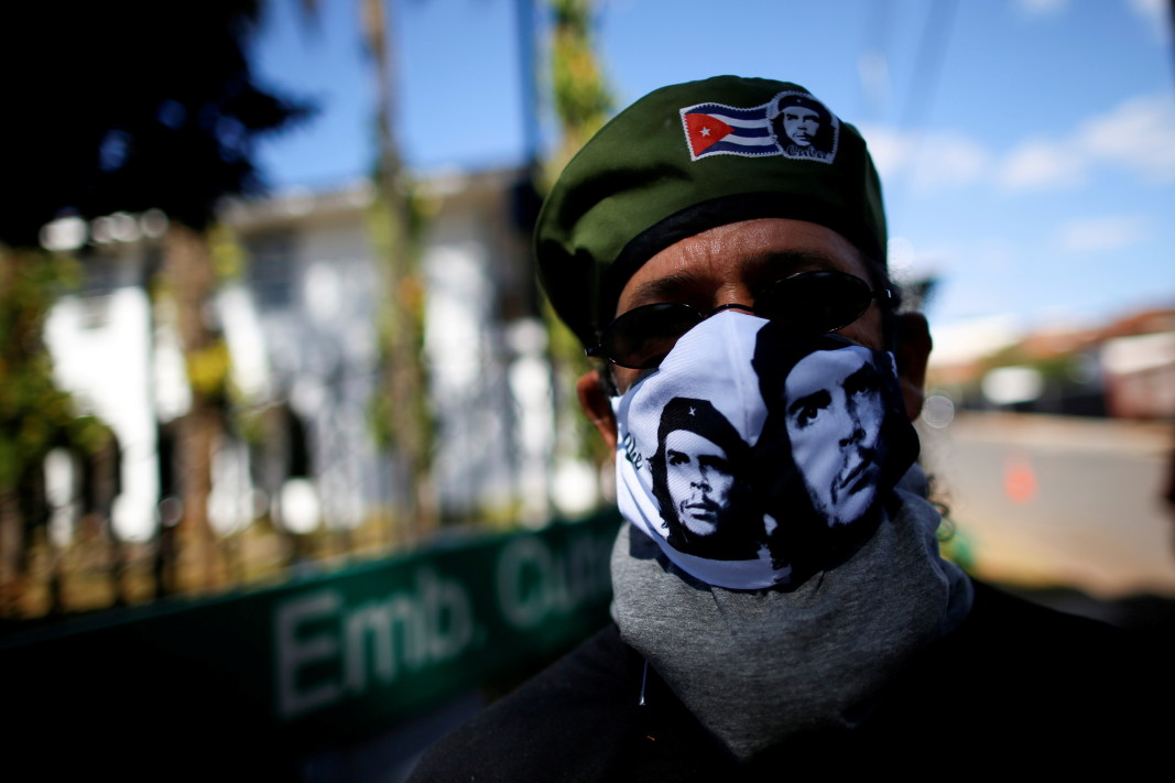 Участник в демонстрация в подкрепа на кубинското правителство пред посолството на Хавана в Бразилия/Ройтерс