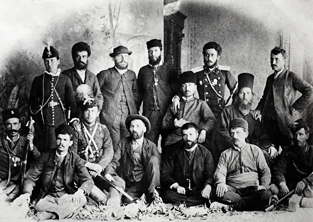 Activistas del CRCS, Plovdiv, verano de 1885. Tercero y cuarto por la izquierda, sentados en la primera fila: Prodan Tishkov - Chardafon y Zahariy Stoyanov. Foto: Dimitar Kavra