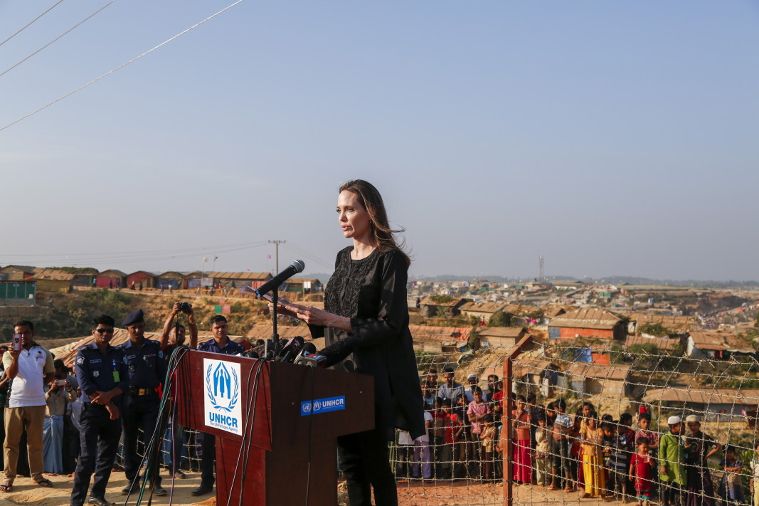 Анджелина Джоли на среща с рохинги в Бангладеш.