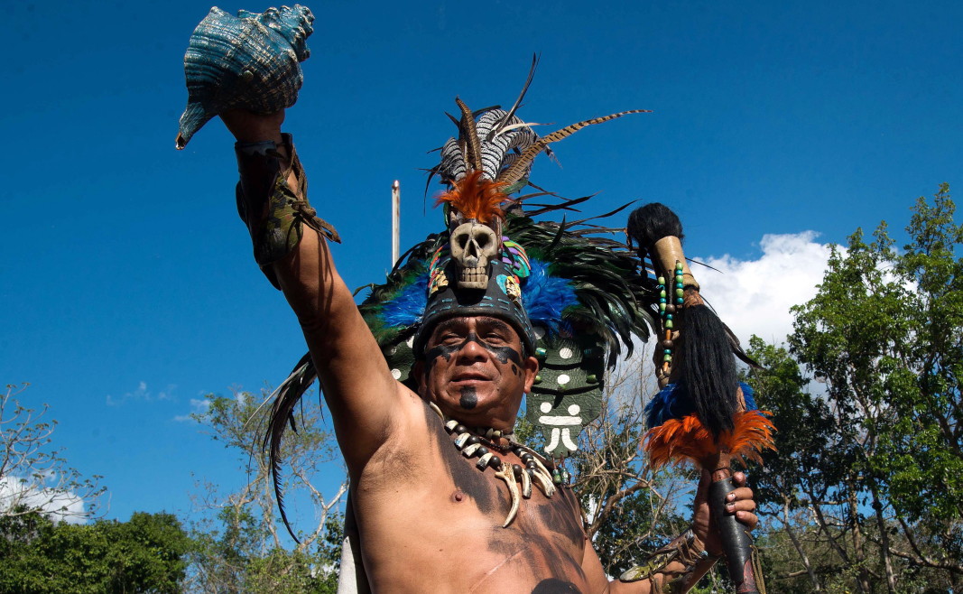 Участник в съвременното пресъздаване на обредите на маите край руините на Чичен Ица по време на пролетното равноденствие, Юкатан, Мексико.