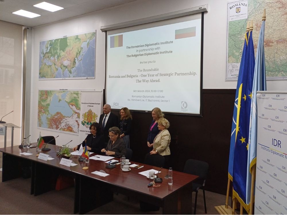 Momentul semnării acordului de colaborare între Institutul Diplomatic Român și Institutul Diplomatic Bulgar