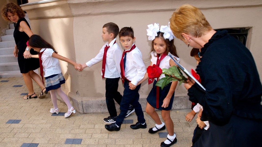 Ваня Которова въвежда децата за първия учебен час