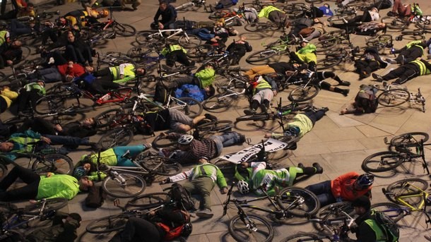 Колоездачи и активисти на сдружение Велоеволюция се събраха на протест