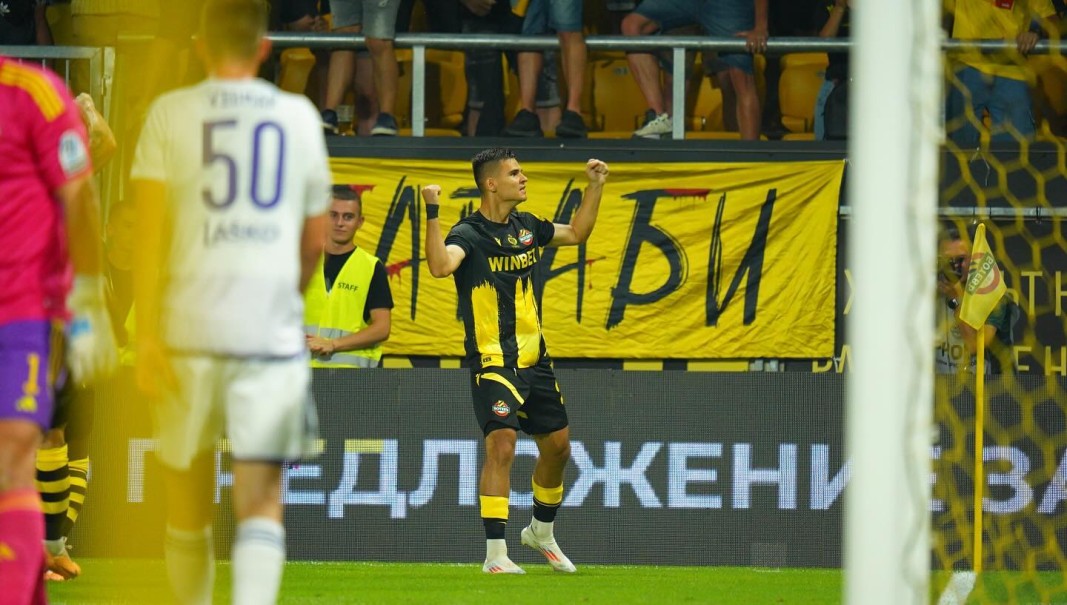 Никола Илиев ликува след победния гол за Ботев.