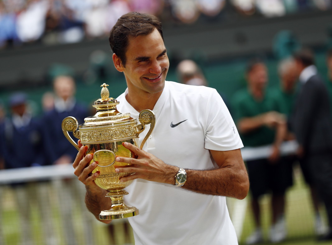 Федерер с трофея на Уимбълдън в All England Lawn Tennis Club, Лондон, 16 юли 2017 г.
