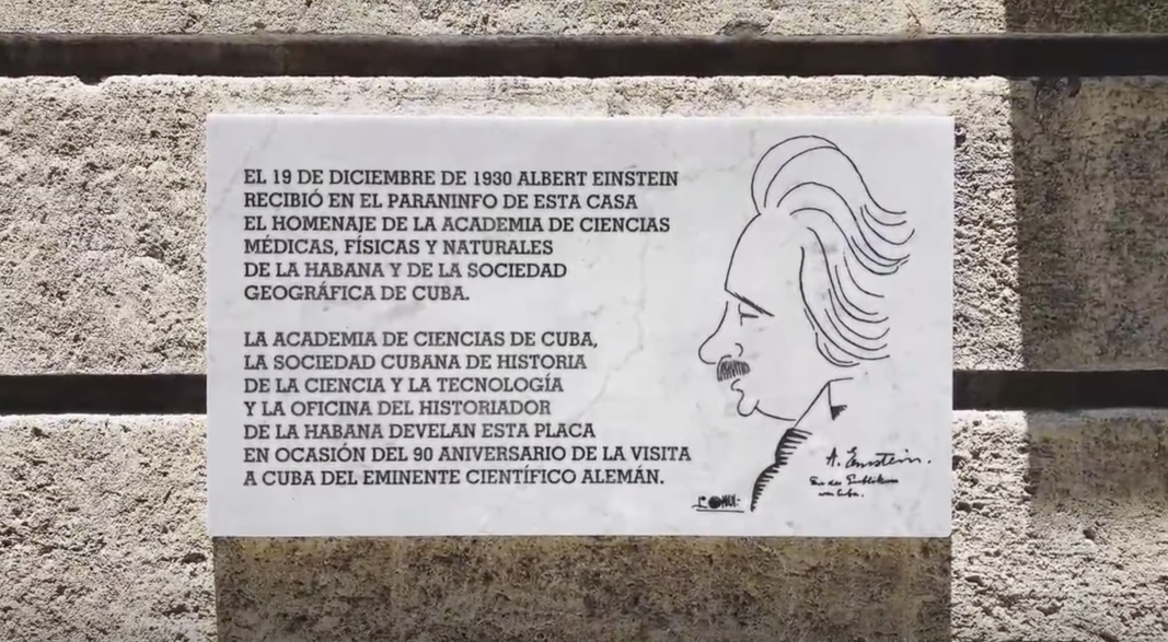 Placa conmemorativa de la visita de Albert Einstein a la Academia de Ciencias de Cuba, en 1930. Fachada del edificio de la Academia.