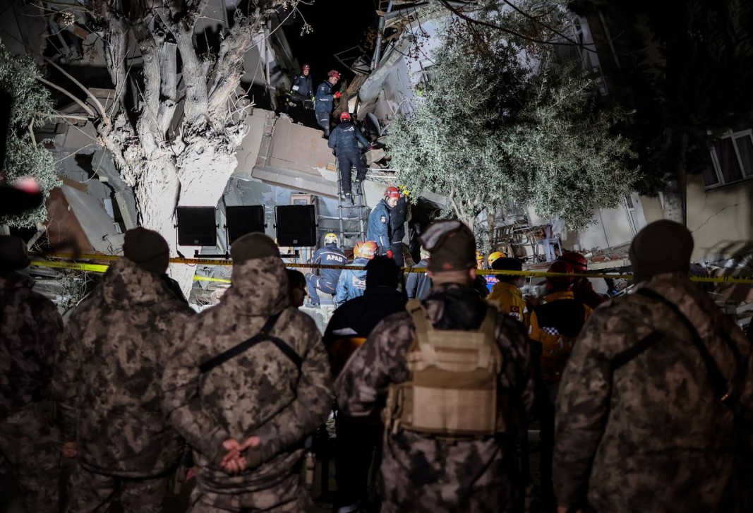 Спасители претърсват срутена сграда в Хатай, Турция, след новия трус, 20 февруари 2023 г. Снимка: ЕПА/БГНЕС