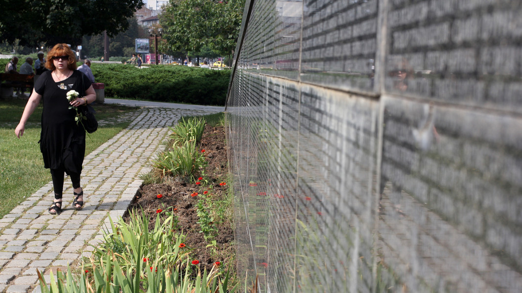 Мемориалът в памет на жертвите на комунизма в градинката на НДК в София  Снимка: БГНЕС