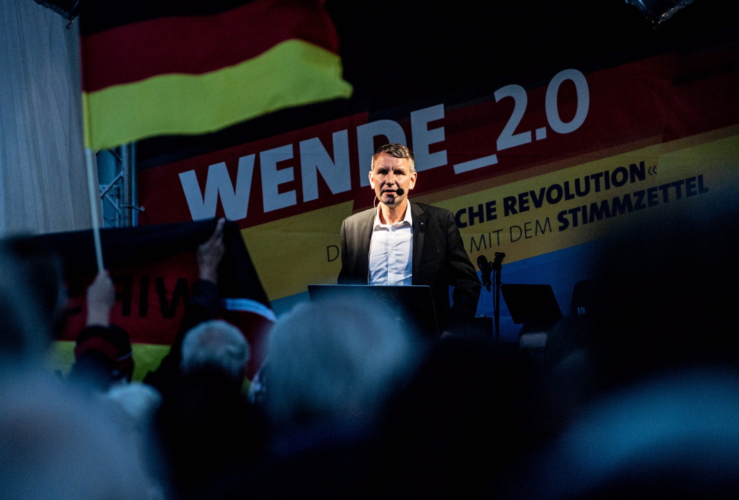 Лидерът на „Алтернатива за Германия“ в Тюрингия Бьорн Хьоке поставя акцент върху мигрантите.