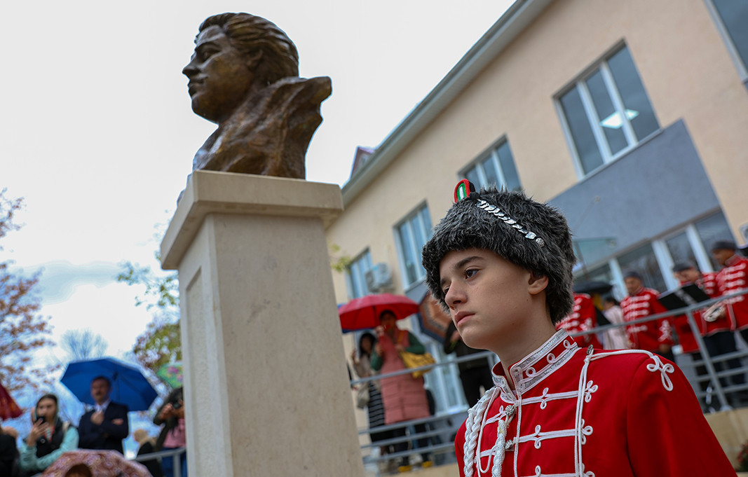 Monument to Bulgarian national hero Vasil Levski in Taraclia