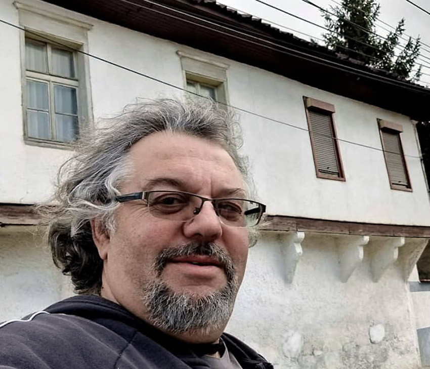 Манол Пейков пред къщата на Димитър Талев в Прилеп