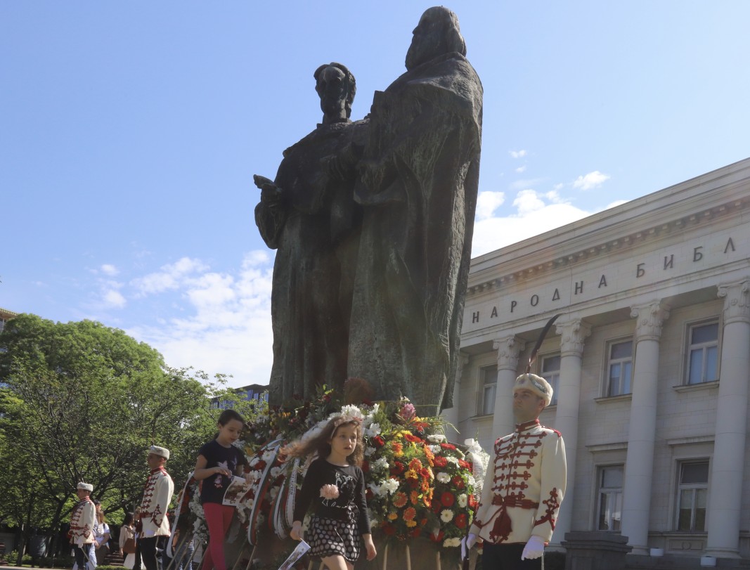 Граждани положиха цветя пред паметника на светите братя Кирил и Методий пред Националната библиотека.