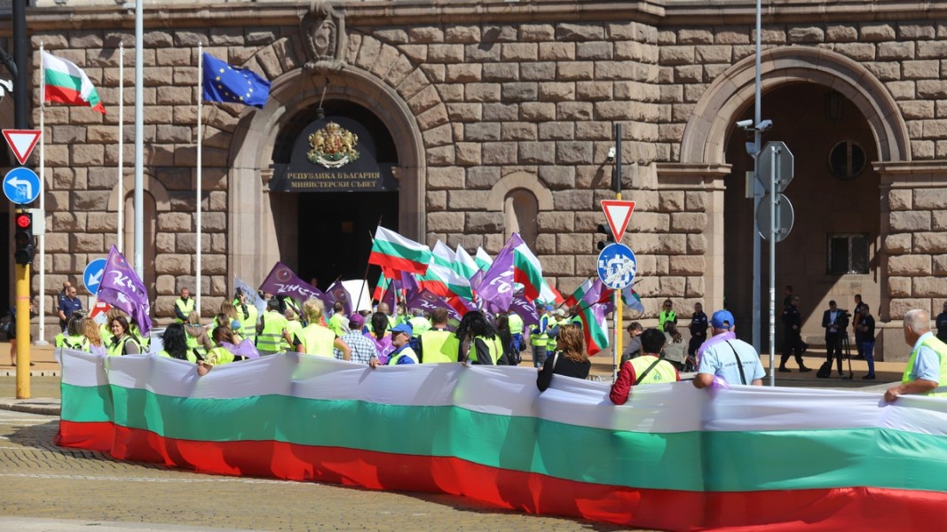 Представители на пътностроителния бранш на протест пред Министерския съвет  Снимка: БГНЕС