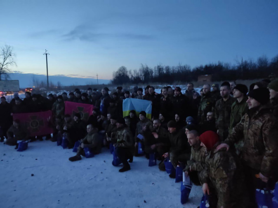 Снимка, предоставена от Андрий Йермак  в Телеграм на 16 февруари 2023 г., показва украински военнопленници, които позират за снимка след размяната на неразкрито място в Украйна, Снимка: ЕПА/БГНЕС