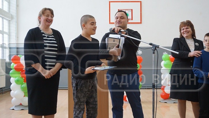 Илиан Алексиев получава стипендията си от Александър Миланов.