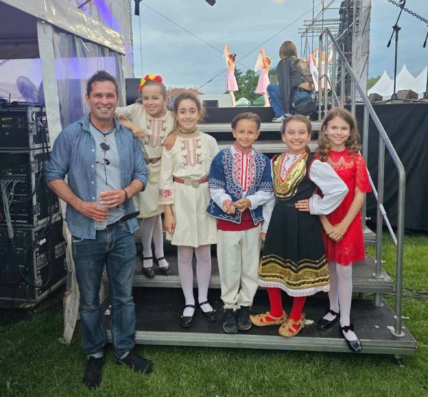 Любо Миланов с деца от школа „Българи“