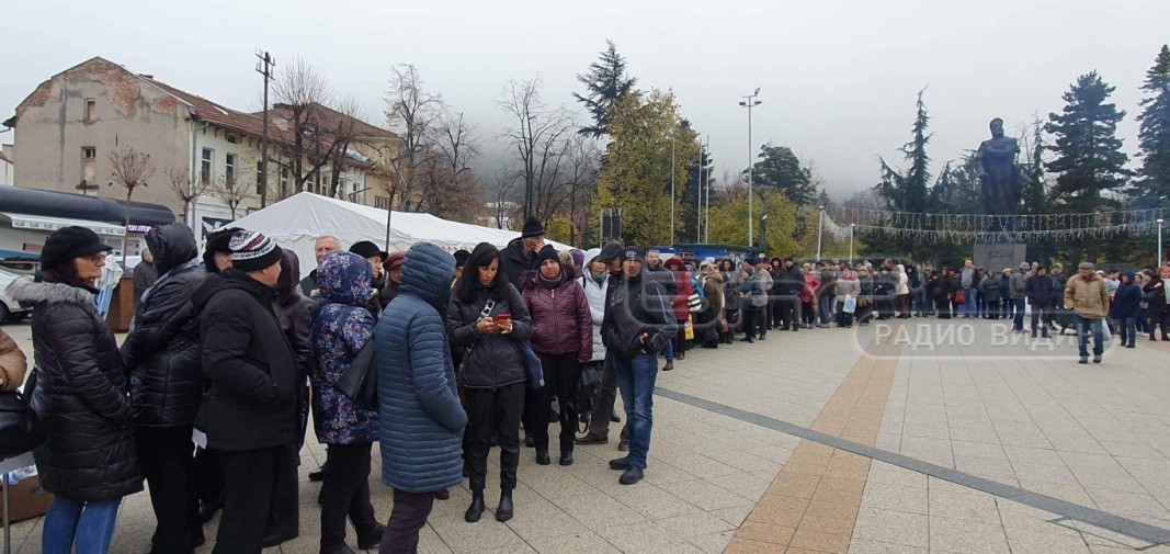 Площадът във Враца събра десетки хора за празника