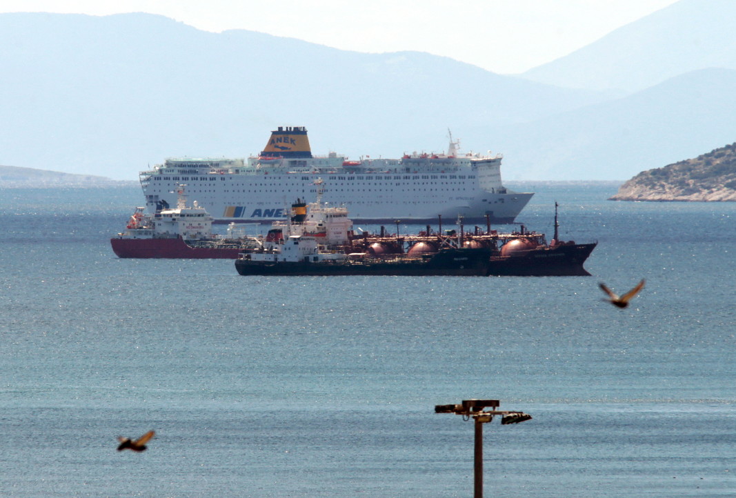 Корабът „Елефтериос Венизелос“, закотвен край Пирея, 02 април 2020 г. Гръцките власти обявиха, че около 120 души - включително членове на екипажа и пътници, са заразени с коронавирус, от общо 383 души, които са на борда на кораба. Съдът е бил нает от турски оператор за транспортиране на стотици работници от Турция до Испания, където той не получи разрешение да акостира. След това се обърна обратно към Турция, където властите също отказаха разрешение и в крайна сметка се озова на пристанището в Пирея.