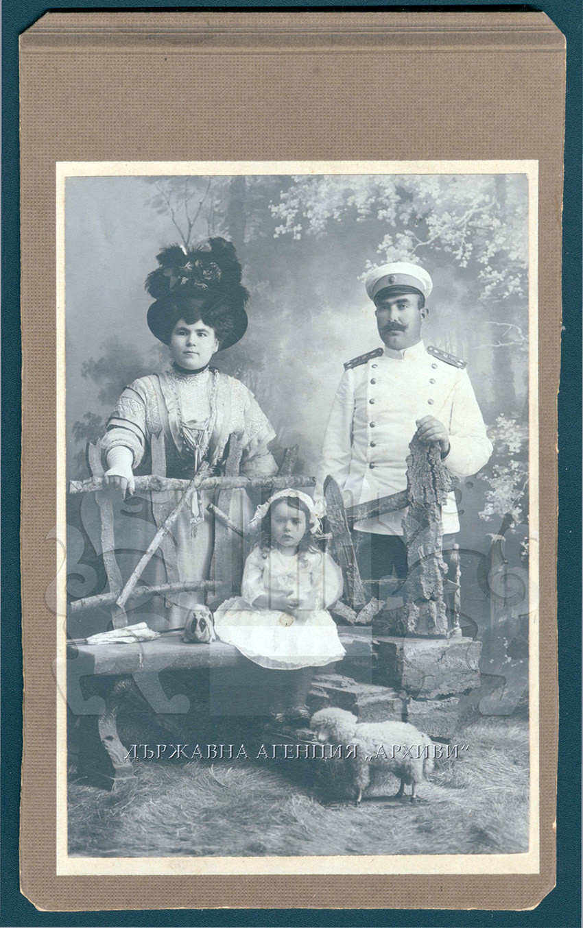 Nedka Aleksandrova cu soțul său Kosta și fiica, îmbrăcați cu vestimentație urbană specifică începutului de sec. XX.