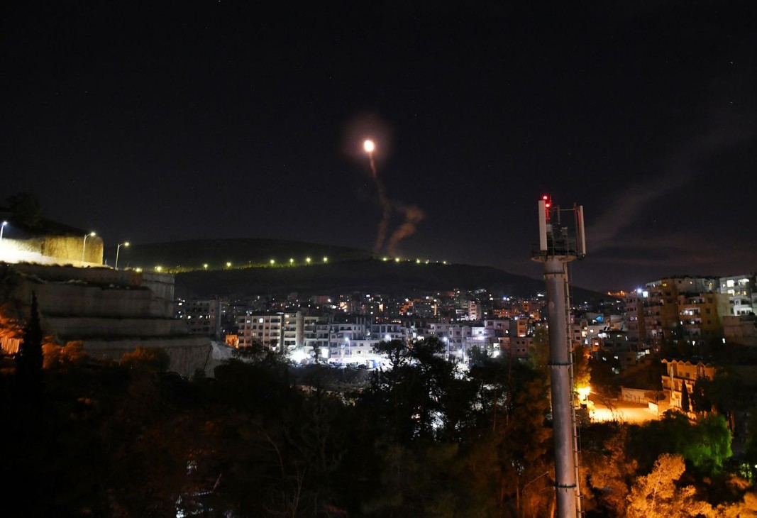 Сирийската ПВО реагира на израелските въздушни удари над Дамаск. Снимка: БТА
