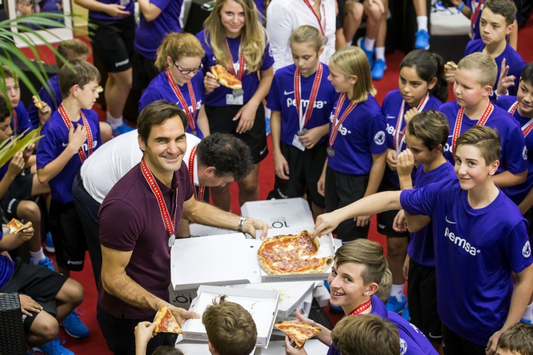 Федерер черпи с пица подавачите на топки в Базел.