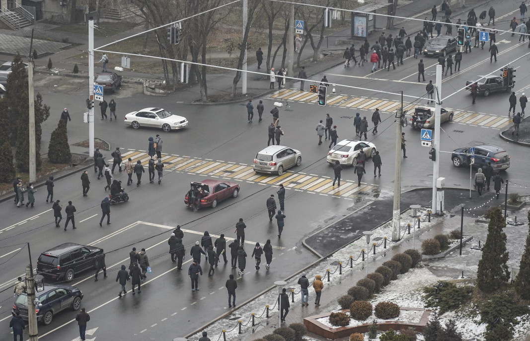 Протестиращи нахлуха в офиса на кмета в Алмати, след като казахстанският президент Касъм-Жомарт Токаев обяви извънредно положение/Снимка: ЕРА/БГНЕС