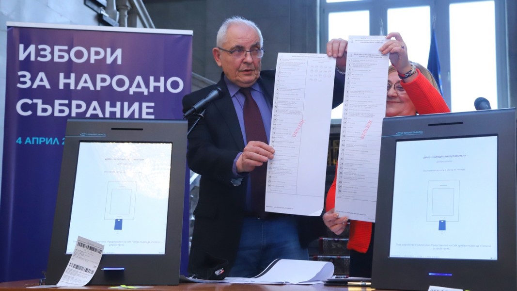 Говорителите на ЦИК Димитър Димитров и Таня Цанева показват част от изборните книжа.  Снимка: БГНЕС