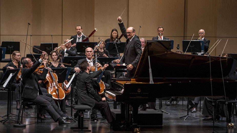  Франческо Пиемонтези (пиано), Оркестърът на Залцбургския Моцартеум с диригент Андрю Манзи 