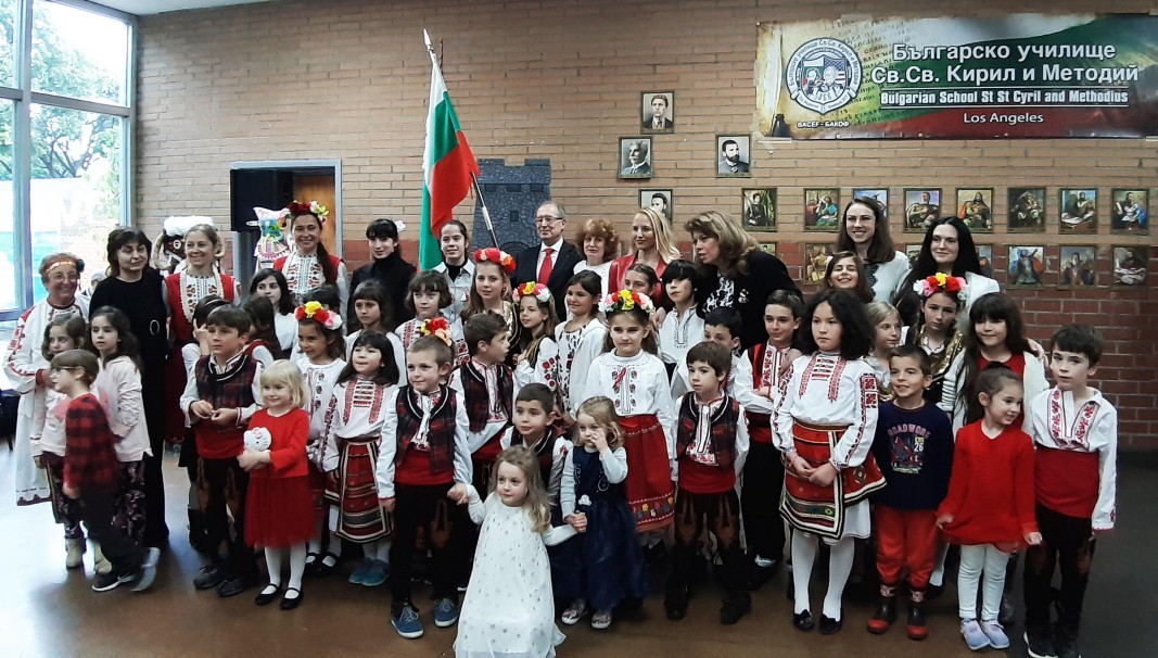 İliyana Yotova Los Angles'te Bulgar çocuklarıyla.