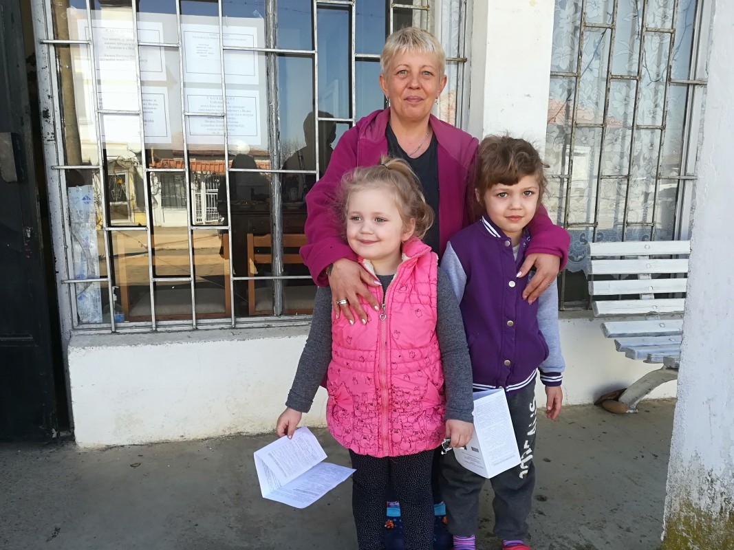 Людмила Митова с внуците си във Водна