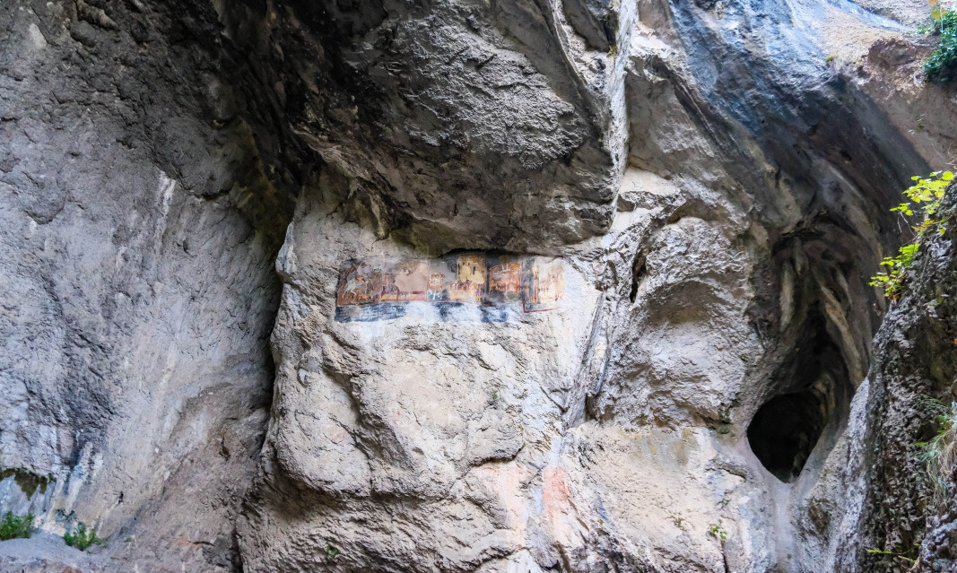 Стенописи с изображениями святых Димитрия и Нестора в Большой пещере