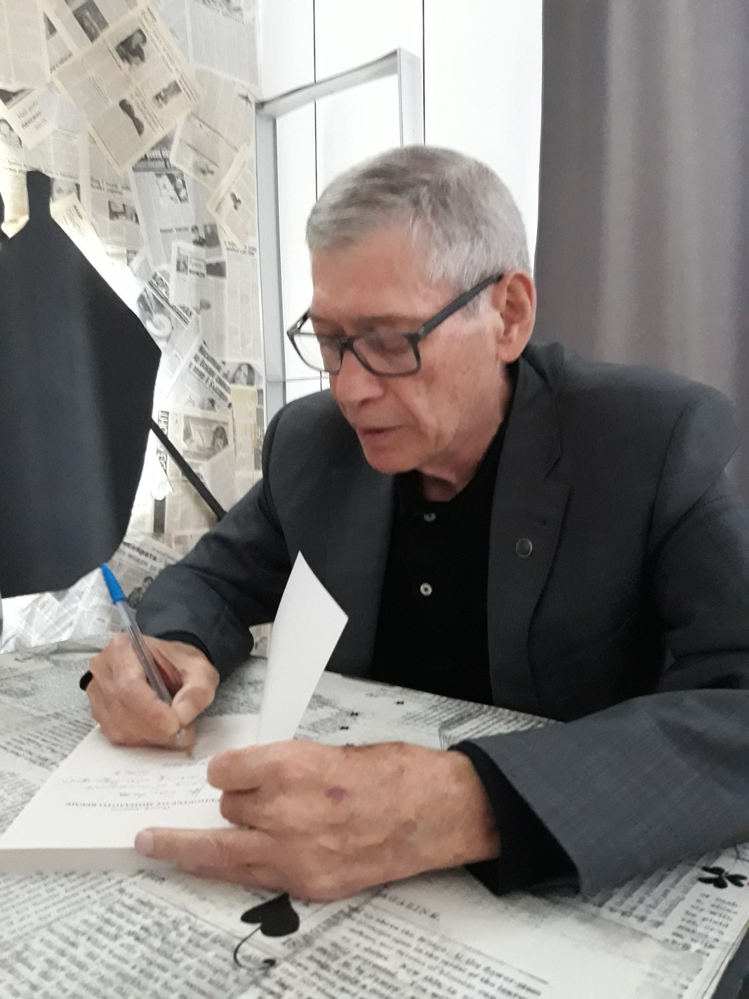 Йосиф Давидов дава автографи по време на представянето на книгата в София