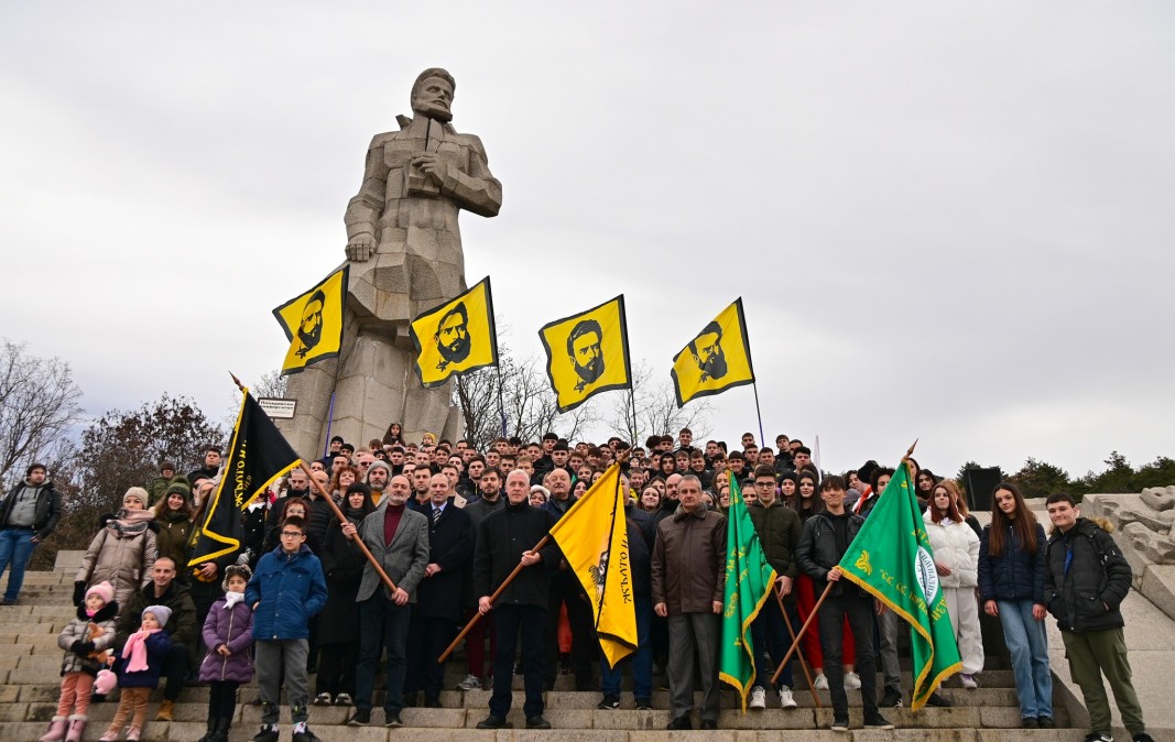 Пловдивчани пред паметника на Христо Ботев в Калофер