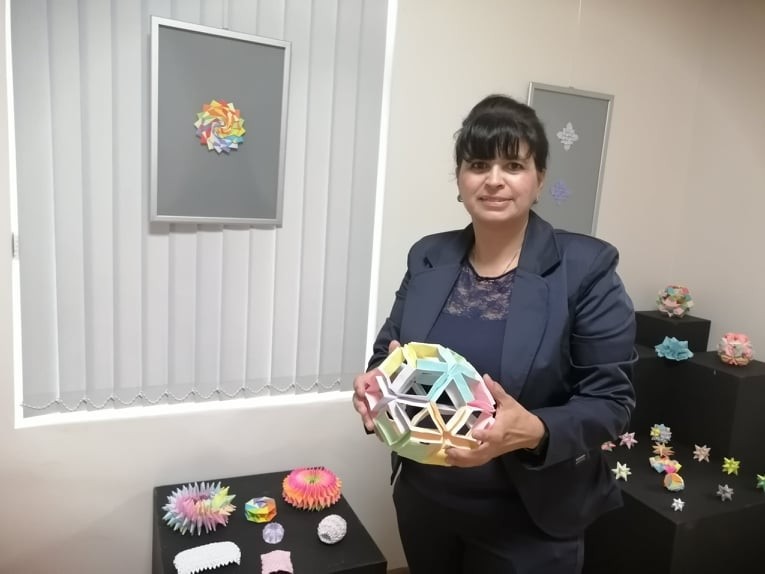 Повече от 15 години Орлинка Пенчева се занимава с оригами. Снимка Латинка Светозарова