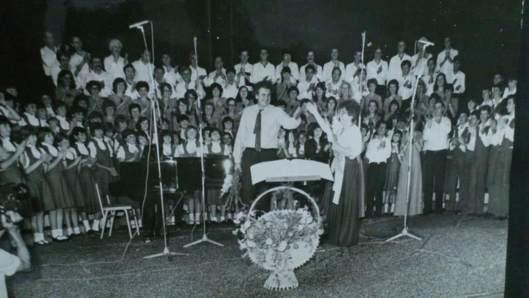 Ο Μίκης Θεοδωράκης με την Πέτια Πάβλοβιτς και τις χορωδίες της στο Καζανλάκ το 1983