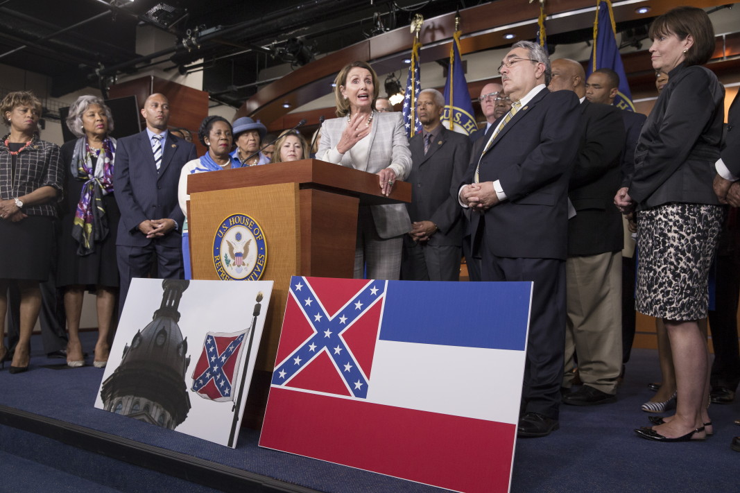 Темата за флага на Мисисипи е „гореща“ за американската политика от много време. На снимката: Нанси Пелоси коментира присъствието на бойния флаг на Конфедерацията на правителствена сграда в Южна Каролина и на знамето на Мисисипи по време на пресконференция на демократите във Вашингтон, 9 юли 2015 г.