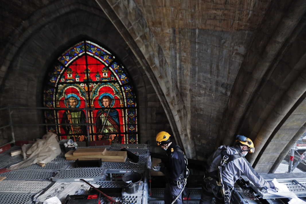 Работници възстановяват катедралата, 15 април 2021 г.