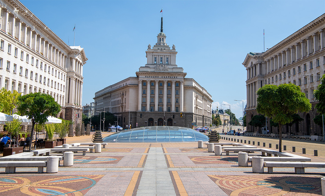 Ларгото и сградата на Народното събрание