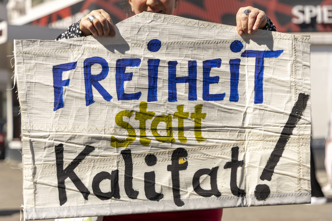 Контрадемонстрантка в Хамбург с призив Свобода вместо халифат, 11 май 2024 г./Ройтерс