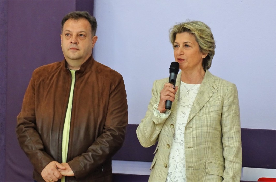 Служебната министърка на спорта Весела Лечева и кметът на Велико Търново Даниел Панов